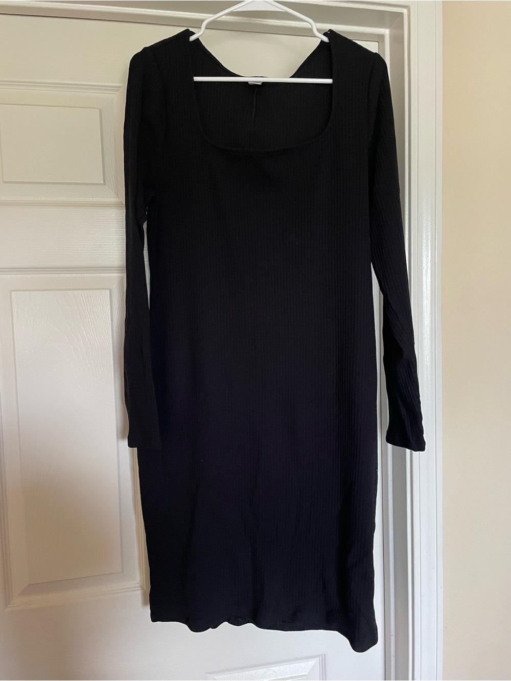 Long-Sleeve Ribbed Scoop Dress -Black